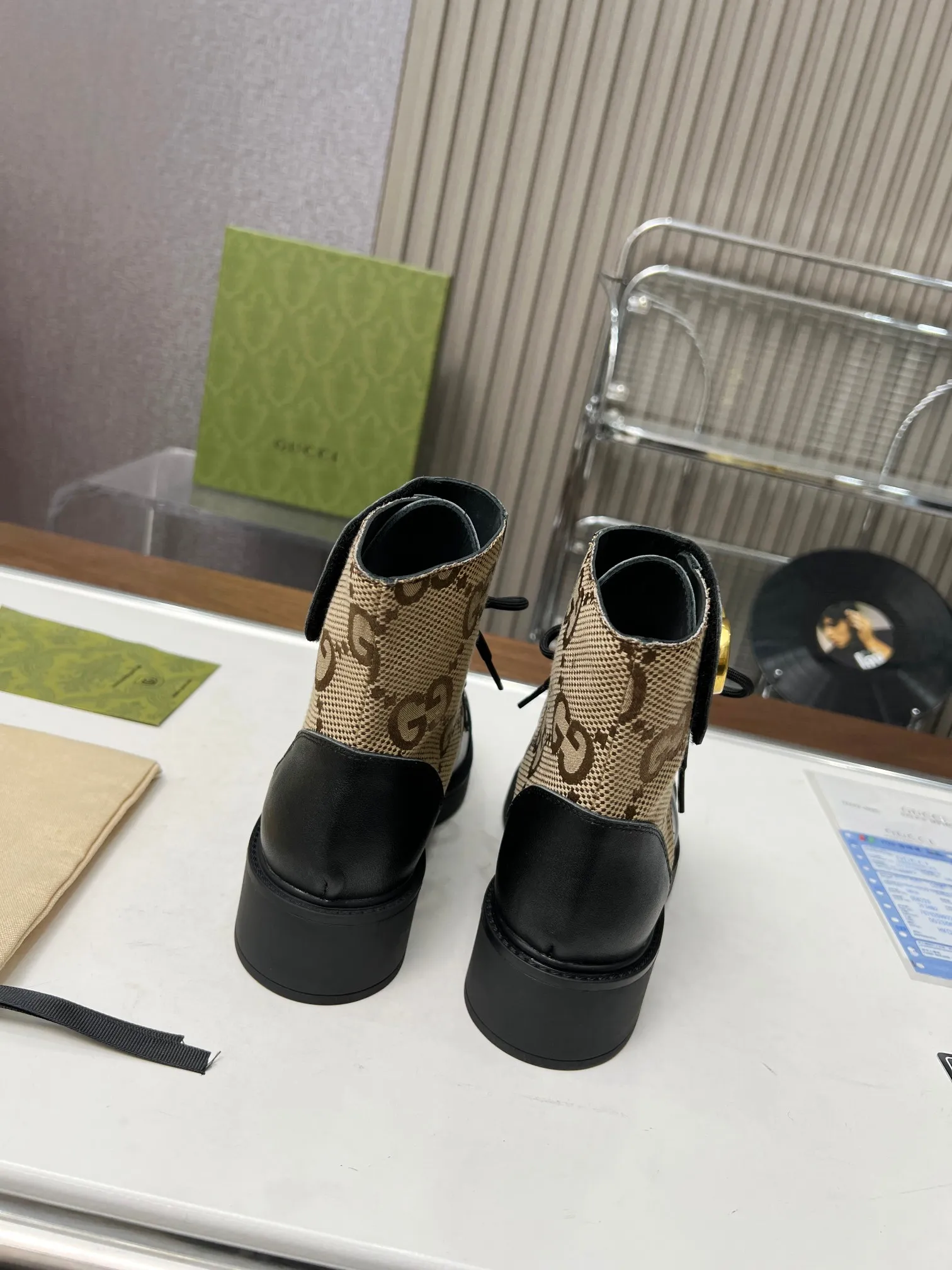 👟👟Ex-factory price 520👟👟The latest model from GUCCI. The counters are updated simultaneously. Classic styles are revitalized with iconic brand logo elements. The Velcro adhesive design on the shoe collar is easy to put on and take off. The upper leg looks great. Fabric: first layer cowhide/cowhide lining. Code number: 35-42#
